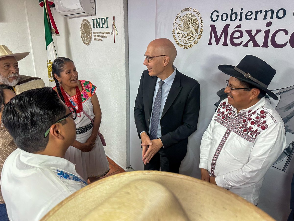 DEELAYUUK's tweet photo. ¡Diálogo constructivo para la implementación de los derechos de los pueblos indígenas!

Agradezco de corazón la visita del Señor Volker Türk (@volker_turk), Alto Comisionado de las Naciones Unidas para los Derechos Humanos (@OACNUDH) a las oficinas del @INPImx, en el que hemos informado sobre nuestra labor institucional para construir una nueva relación entre el Estado Mexicano y los pueblos indígenas y afromexicanos. 

Hoy damos cuenta a la comunidad internacional sobre la histórica reforma constitucional en materia de derechos de los pueblos indígenas y afromexicanos que reconoce a nuestros pueblos el carácter de sujetos de derecho público, en cumplimiento a los principios de la Declaración de las Naciones Unidas sobre Derechos de los Pueblos Indígenas, y que constituye un ejemplo mundial como lo afirmó el Alto Comisionado. 

Por encargo de la Presidenta @Claudiashein estamos elaborando la propuesta de Iniciativa de Ley General de Derechos de los Pueblos Indígenas y Afromexicanos que será sometida a un amplio proceso de diálogo y consulta, así como la implementación de 21 Planes de Justicia y Desarrollo Regional para atender las justas demandas de bienestar de nuestros pueblos.

Por eso expreso mi  más profundo reconocimiento a toda la voluntad de apoyo y cooperación del Sistema de las Naciones Unidas (@ONU_es) para hacer realidad los derechos inalienables de los pueblos indígenas reconocidos en el régimen jurídico internacional.