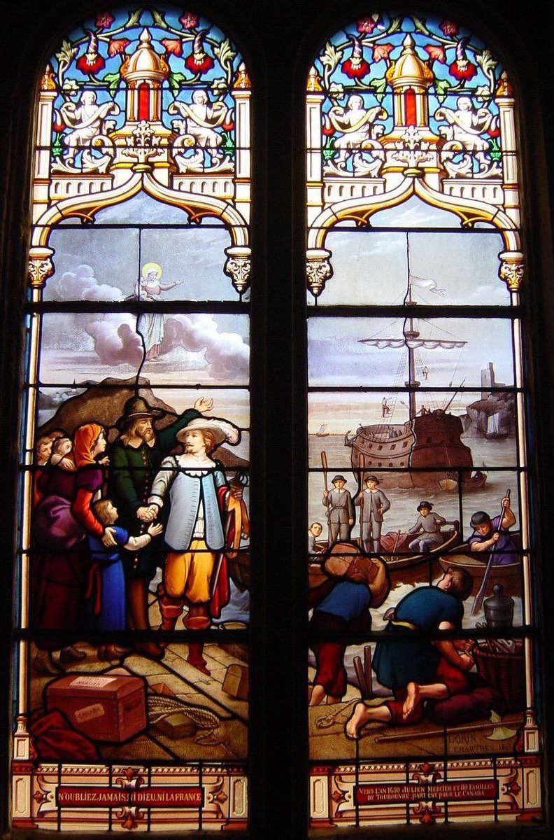 FortySacks's tweet photo. Parce que plus de la moitié des 30 noms de famille les plus courants au Québec ont des origines normandes, les Normands formaient le plus grand groupe de colons français en Nouvelle-France, suivis des Bretons et des Poitevins. Le navire de Samuel de Champlain, le Don de Dieu, utilisé lors de la fondation de la ville de Québec, comptait en grande partie un équipage normand, tandis que Champlain lui-même était originaire de Brouage. 

Un vitrail dans une église de Mortagne-au-Perche, en Normandie, illustre un départ de colons normands vers le Québec, avec l’inscription « N’oubliez pas Dieu ni la France ». 

La devise du Québec est ensuite devenue « Je me souviens ».