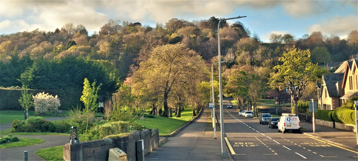 _DundeePerfect_'s tweet image. More colour appearing by the week.
I'll say one thing about #Dundee, you don't have get some Crackin' Views sat upstairs at the front of an @XploreDundee Bus.
Just about to go past the really nice looking Victoria Park on the left, Balgay Hill behind that.