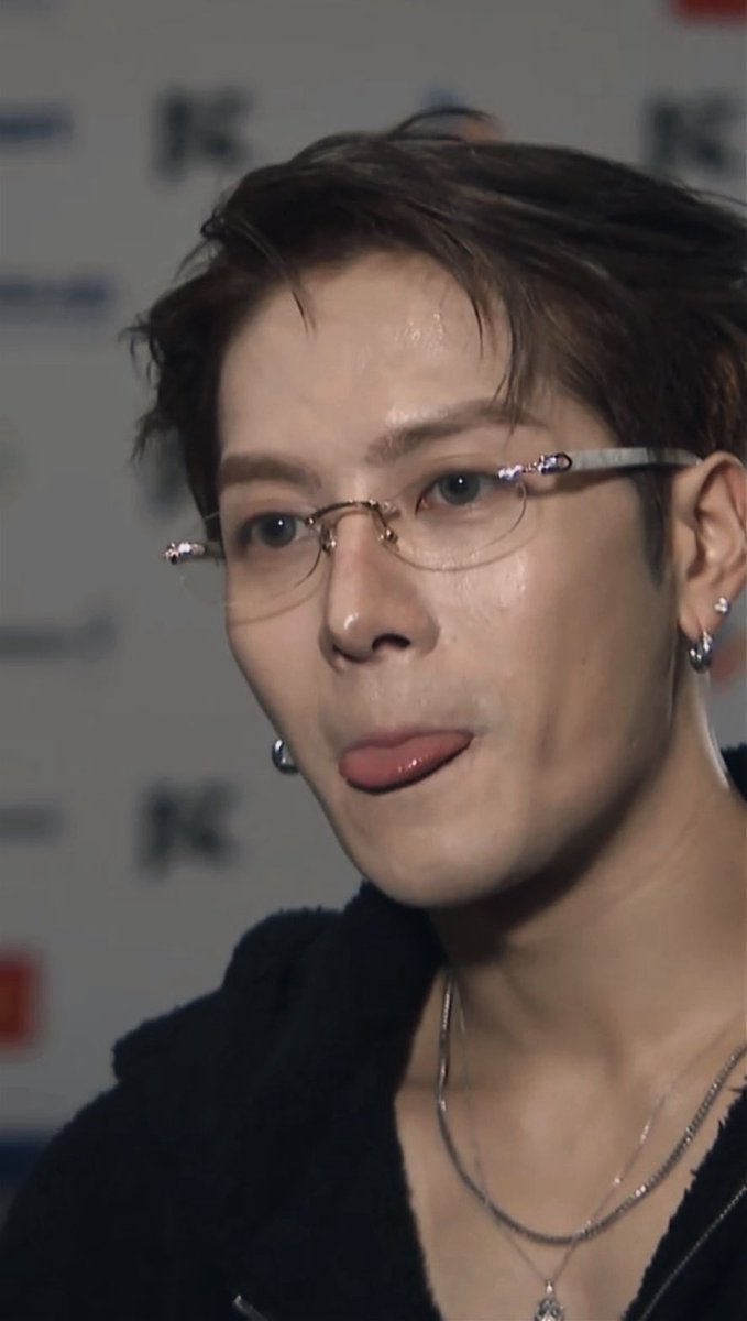 He is so sexy in glasses 🥵🥵🥵❤️❤️❤️

#JacksonWang