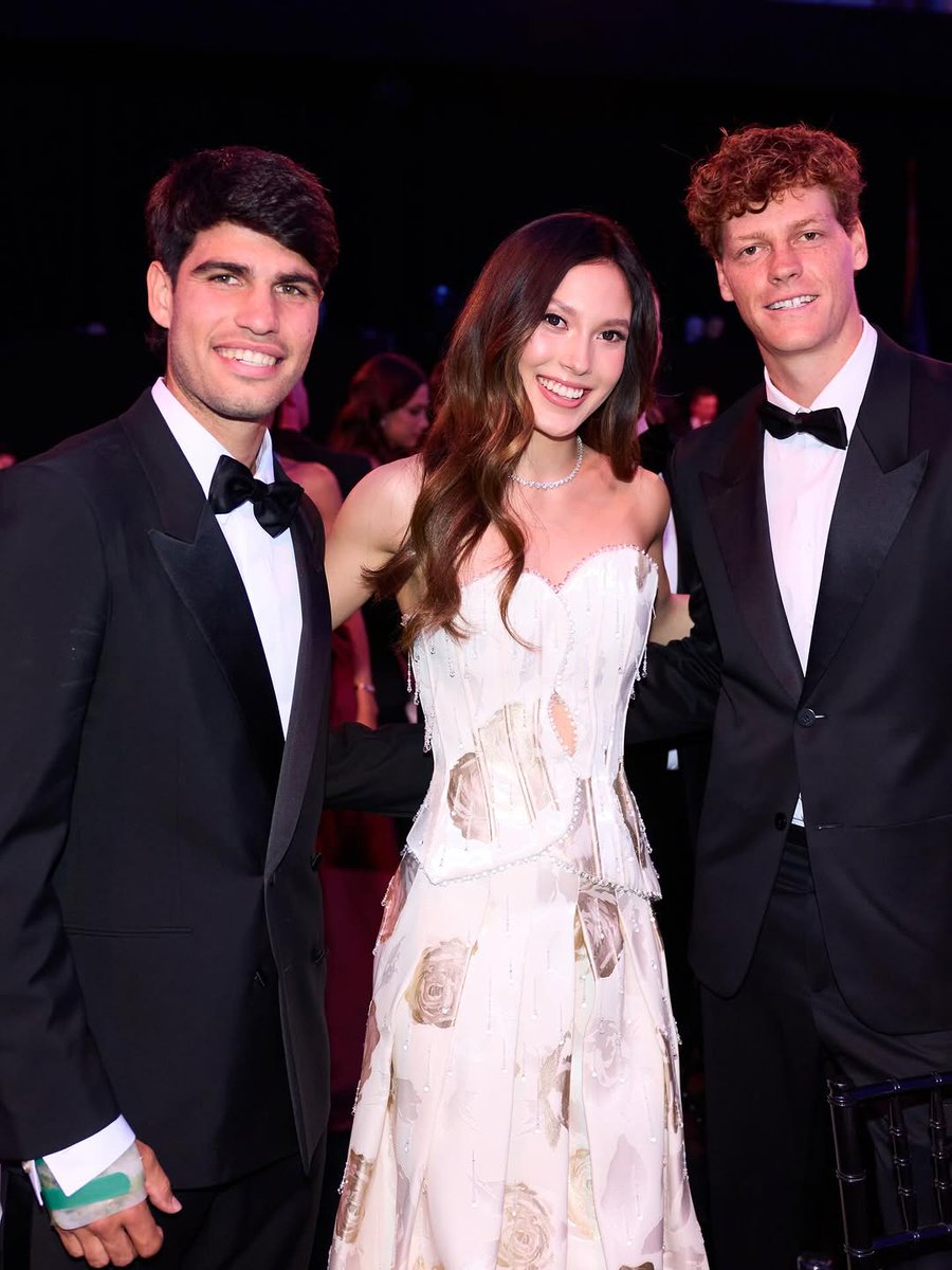 jannik_files's tweet image. Eileen Gu with Jannik Sinner and Carlos Alcaraz tonight! 🎾⛷️✨

📸 eileengu