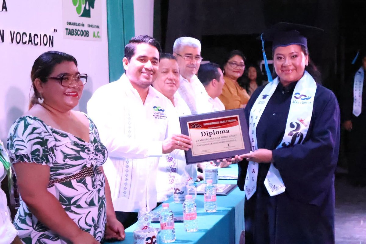 esteisi789's tweet photo. celebrando su esfuerzo, dedicación y perseverancia. 
¡Muchas felicidades por este gran logro y que vengan muchos éxitos más! 🎓✨(2/2)
#HagamosLaDiferencia 🧡
#MujeresLíderes 
#EsteisiRodriguez https://t.co/0UNs2f5Xxl