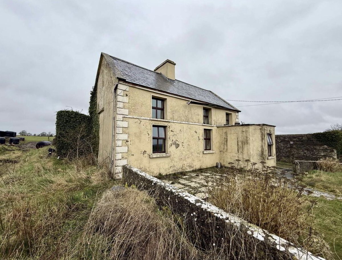 oldhouseunder50's tweet image. #Irish #FixerUpper with Expansive Views Under $93K.  
oldhousesunder100k.com/irish-fixer-up…