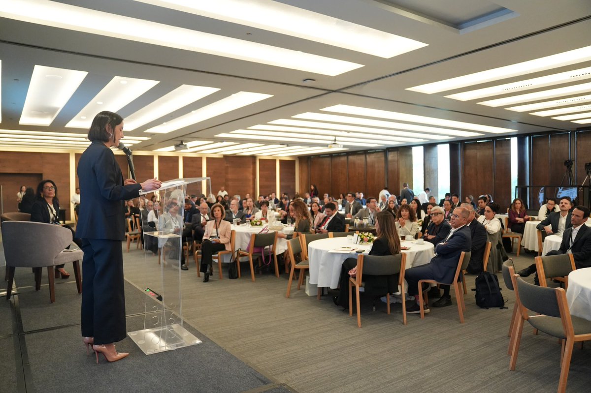 Luz Elena González Escobar tweet media