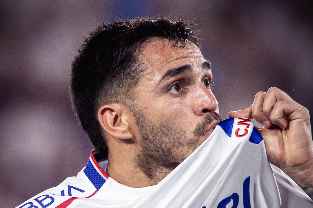 No se como explicar el amor que siento por este tipo, verlo jugar me hace sentir como cuando tenia 8 años y todos los jugadores eran mis ídolos

Te quiero mucho, Maximiliano Gómez
