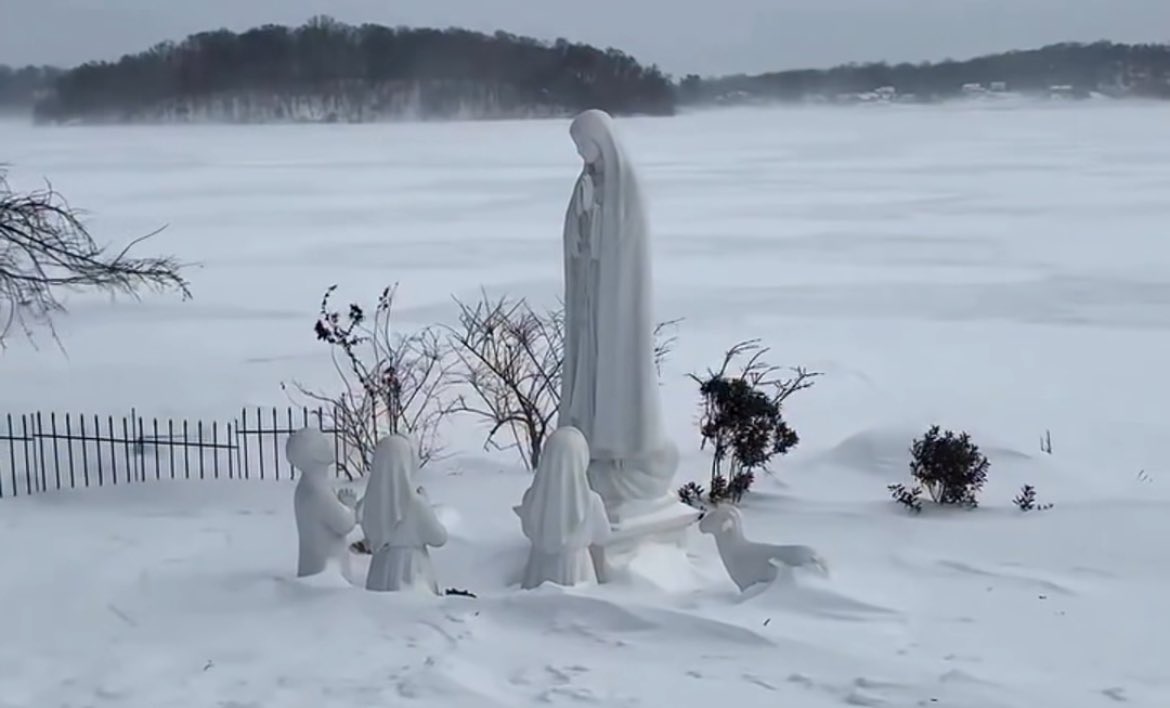 Uma imagem de Nossa Senhora de Fátima e dos 3 Pastorinhos na neve, no Norte de Portugal.🙏