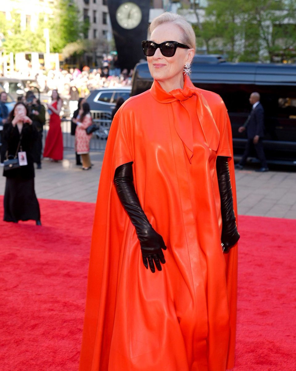 marieclaire's tweet image. Don’t be ridiculous, everyone is obsessed with #MerylStreep at ‘The Devil Wears Prada 2’ NYC premiere. 😍

photos: Getty Images