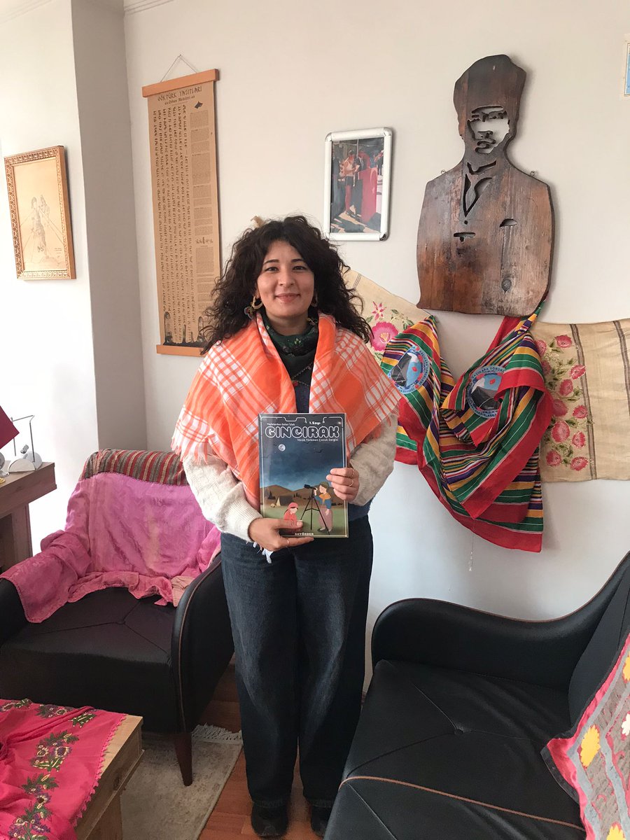 akyorder's tweet photo. Değerli kültür elçisi  Araştırmacı- Yazar Av.Ayşenaz Çimen’i ziyaret ettik.
Kültüre olan ilgisi ve samimi yaklaşımıyla bizleri son derece memnun etti.GINCIRAK  dergimizi takdim ettik Misafirperverliklerinden,ilgi alakalarından dolayı  teşekkürler.
@aysenazcimen14 https://t.co/vD1OIXTet5