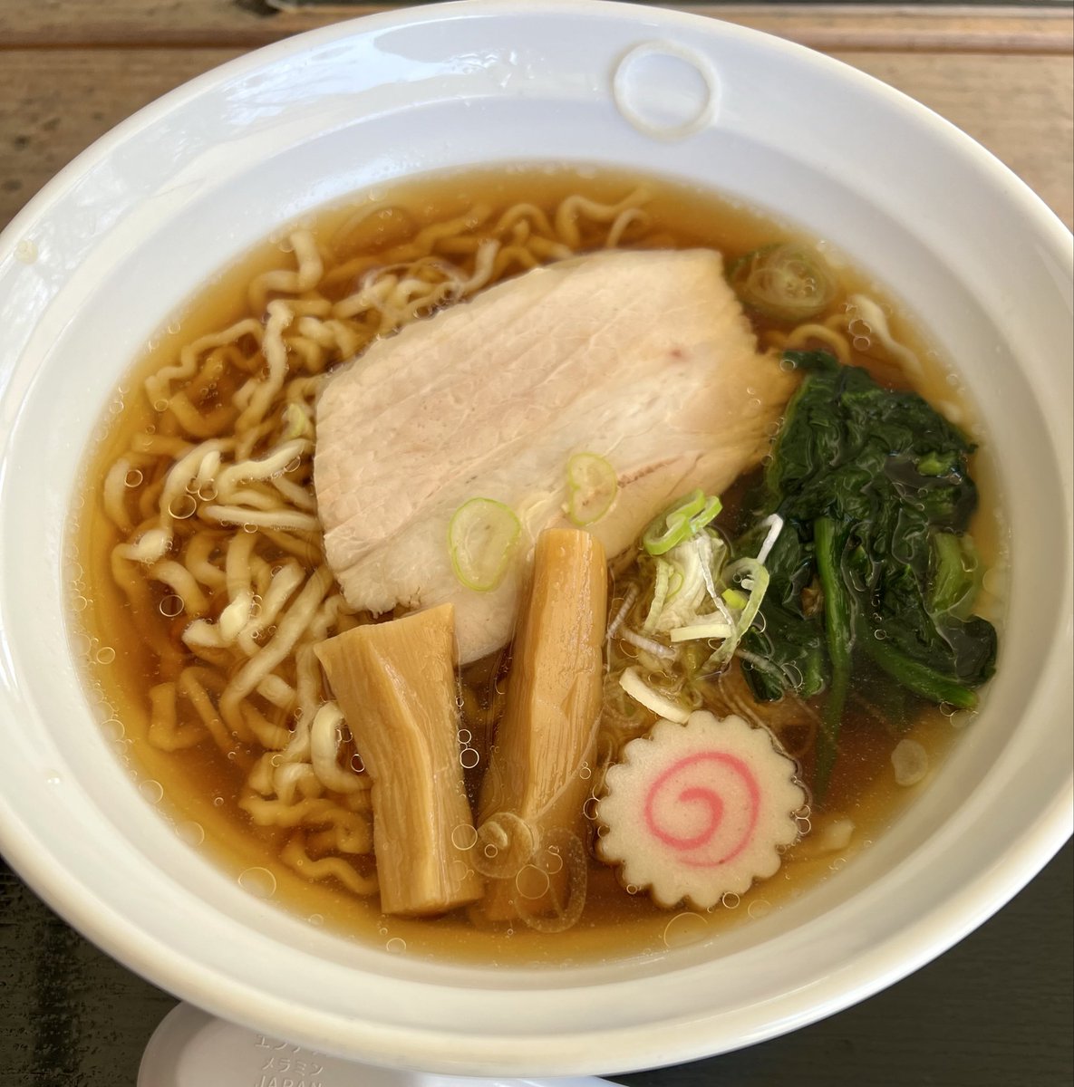 昨日のお昼は、道の駅裏磐梯で喜多方ラーメンをいただく。
おとといのお昼に米沢で白布ラーメン。夜の打ち上げで米沢ラーメン。
普段はまるでラーメンを食べないのに、二日で三杯とは！
ツアーではラーメン率上がるわ〜
このあと那須の温泉宿へ。