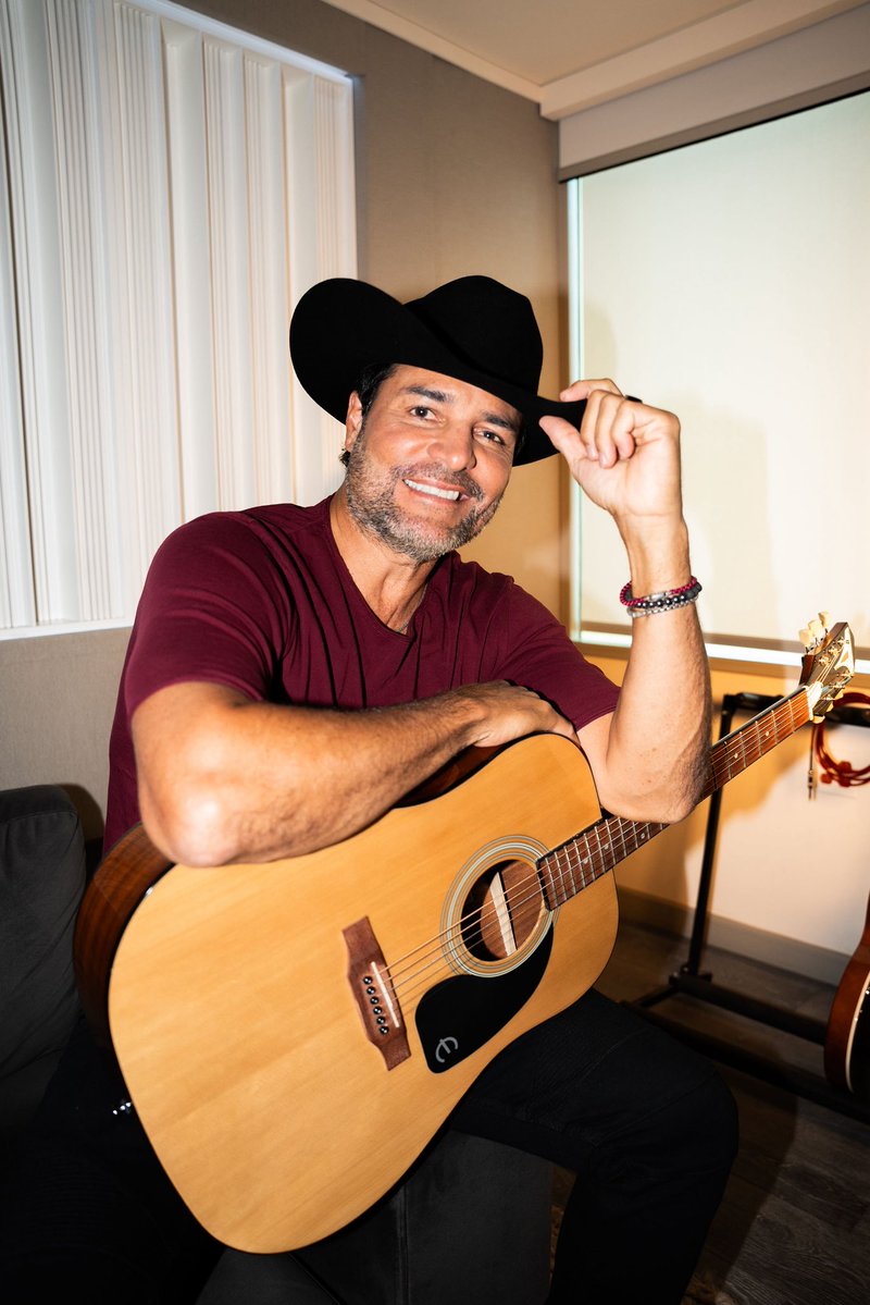 CHAYANNE tweet media