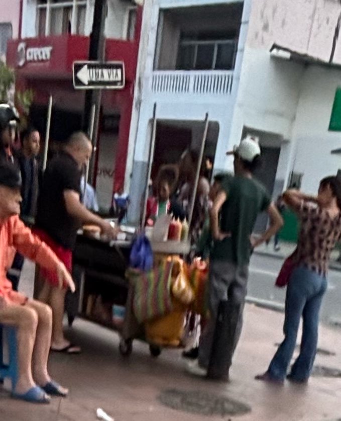 DENUNCIA: venezolanos informales con carretas con cilindros de gas en Lorenzo de garaicoa y Vélez  <a href="/181Responde/">181 Responde</a> <a href="/segura_ep/">Segura EP - C5GYE</a> #informales