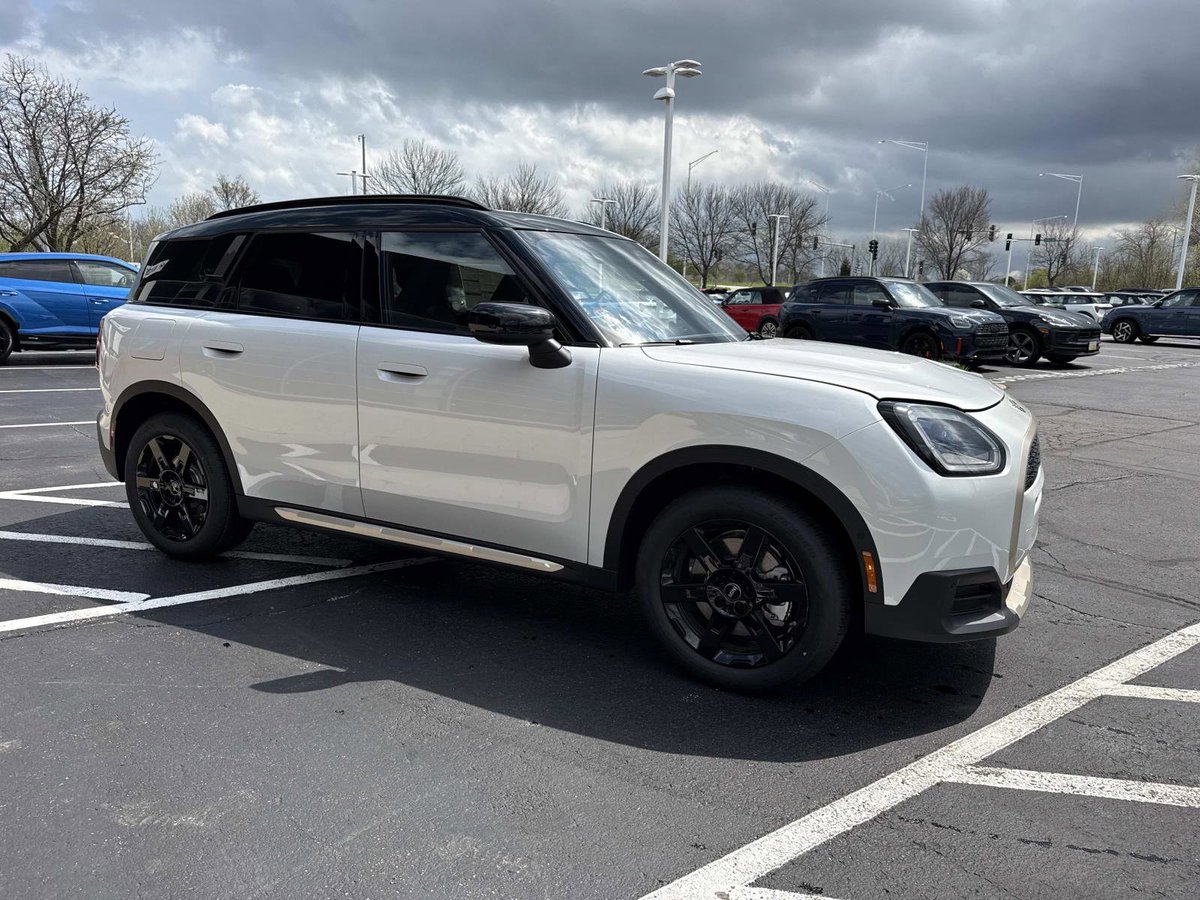 FieldsAuto's tweet image. Need daily thrills? 🤩 The 2026 MINI Cooper S Countryman ALL4 in Nanuq White is here!
Call 888-718-6135 or learn more here: miniofglencoe.com/new/MINI/2026-…

Stock No. G26166

#MINI #Countryman #MINIUSA #Cars #SUV