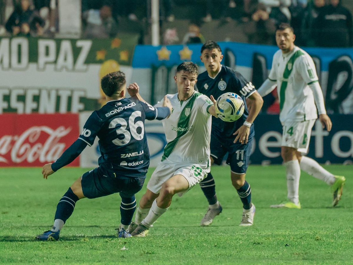 Empate con sabor a poco

Banfield igualó 0-0 como local ante Independiente Rivadavia, en un partido con varias situaciones, donde el Taladro tuvo la más clara pero falló en la definición. Era una buena oportunidad para sumar de a 3 frente a un rival que se presentó con suplentes.