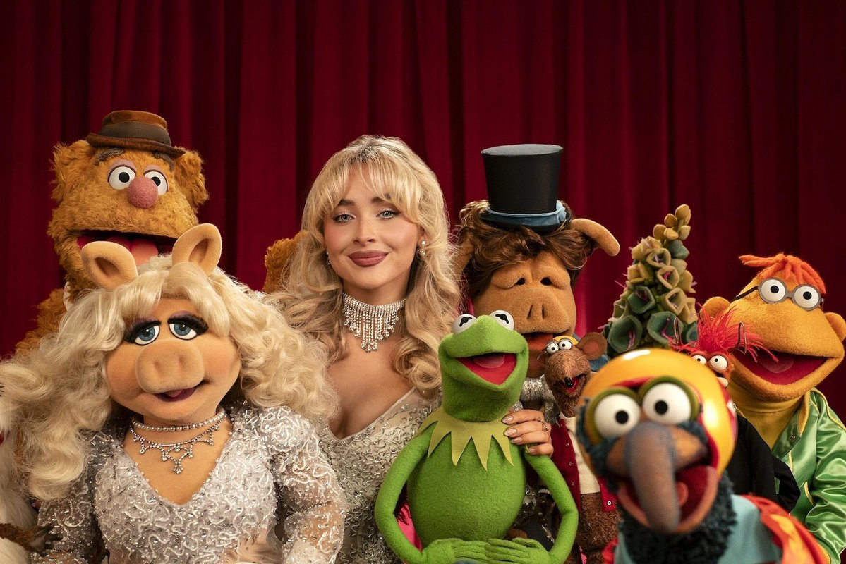 delirious7575's tweet image. I have watched #Sabrinacarpenter perform live with two separate cultural icons this year: #Themuppets and #Madonna 

No one is doing it like her, I fear...

❤️👀😏👑