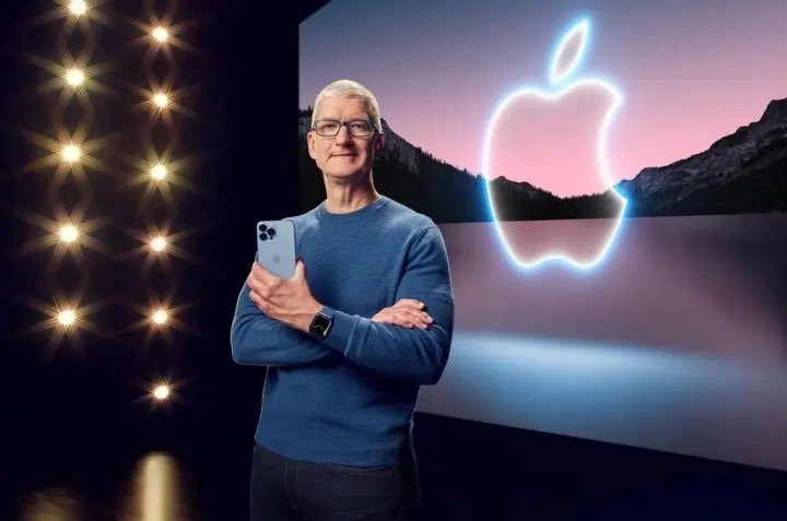 QCTLKNews's tweet image. BREAKING: Tim Cook steps down as CEO of Apple Inc. after 15 years and a $3.6T surge in value 📉➡️📈

John Ternus takes over Sept. 1 as Apple pivots hard toward AI in its next era.

The post-Steve Jobs chapter just began. 

#Apple #BreakingNews #Tech