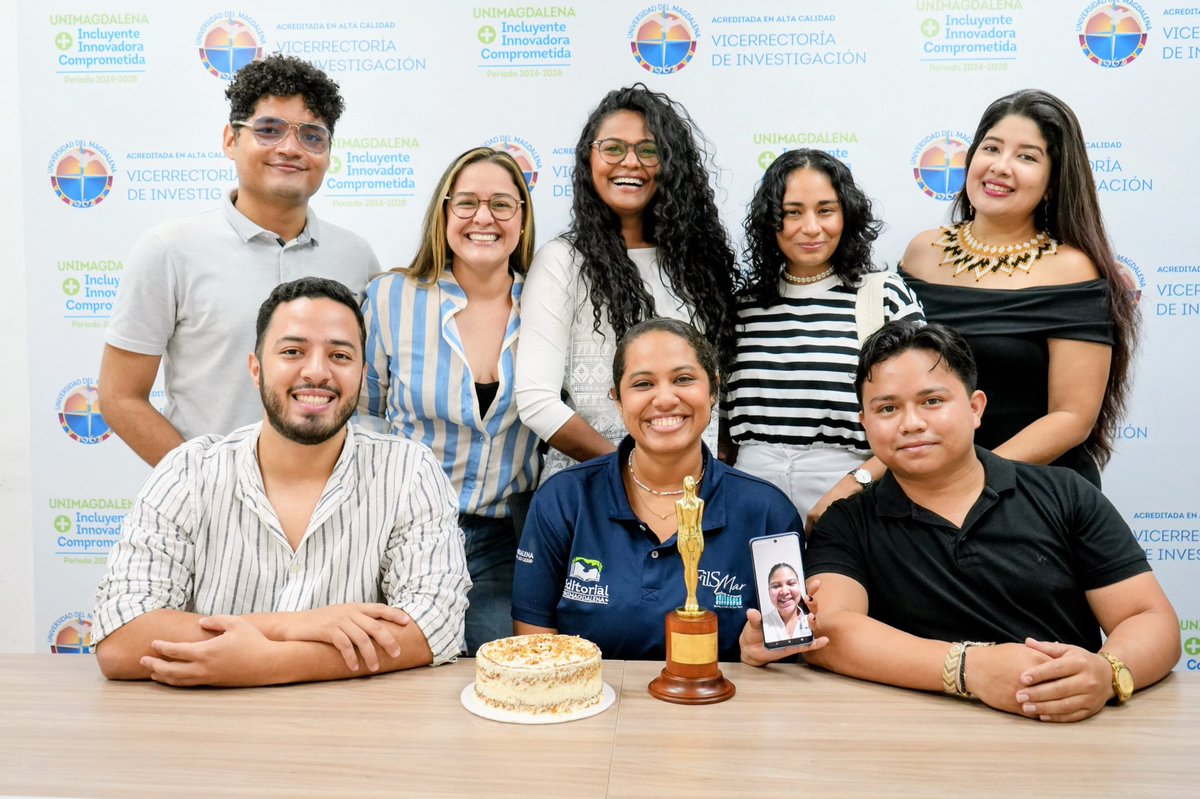 VInUnimagdalena's tweet photo. 🎬❤️ Equipo ganador.
Detrás de Bollo Tres Puntá hay sueños y esfuerzo de jóvenes que apostaron por contar historias desde el alma. Hoy celebramos su triunfo en los Premios India Catalina. 

Este reconocimiento es el fruto de su talento, dedicación y amor por lo que hacen. ✨🎥 https://t.co/AxNY4n544n