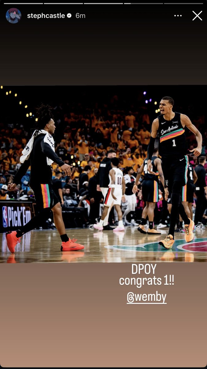 WembyAlienEra's tweet image. Wembanyama’s teammates showing love to the unanimous DPOY via Instagram:

Carter: “DPOYYYYYY”

Harper: “Easyyyy call 📞📞📞”

Castle: “DPOY congrats 1!!”

Vassell: “👽”

Team vibes at an all time high 🩶🖤🥹📈

#GoSpursGo #PorVida