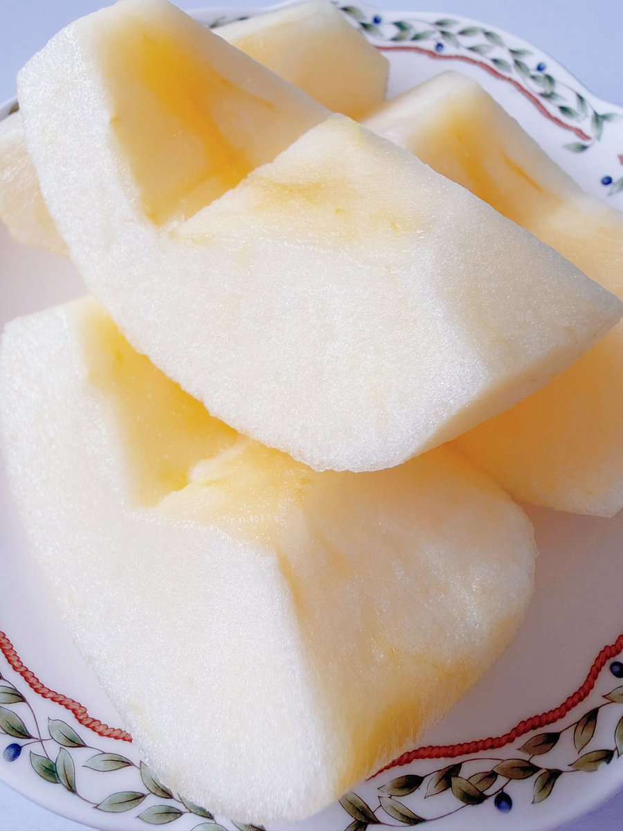 おはようございます☀️
本日はフレッシュな林檎をいただきます🍎🍀