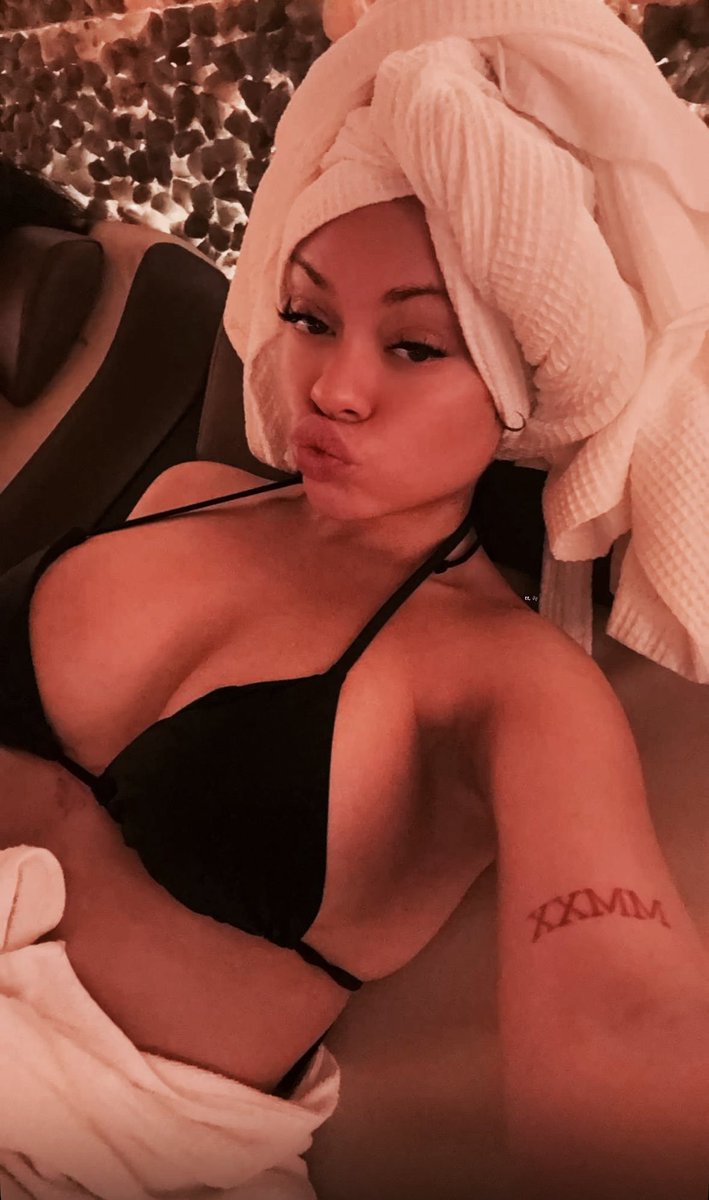 coquettevixenn's tweet photo. big chillin. 🧖🏽‍♀️ https://t.co/M8gAT6s41p
