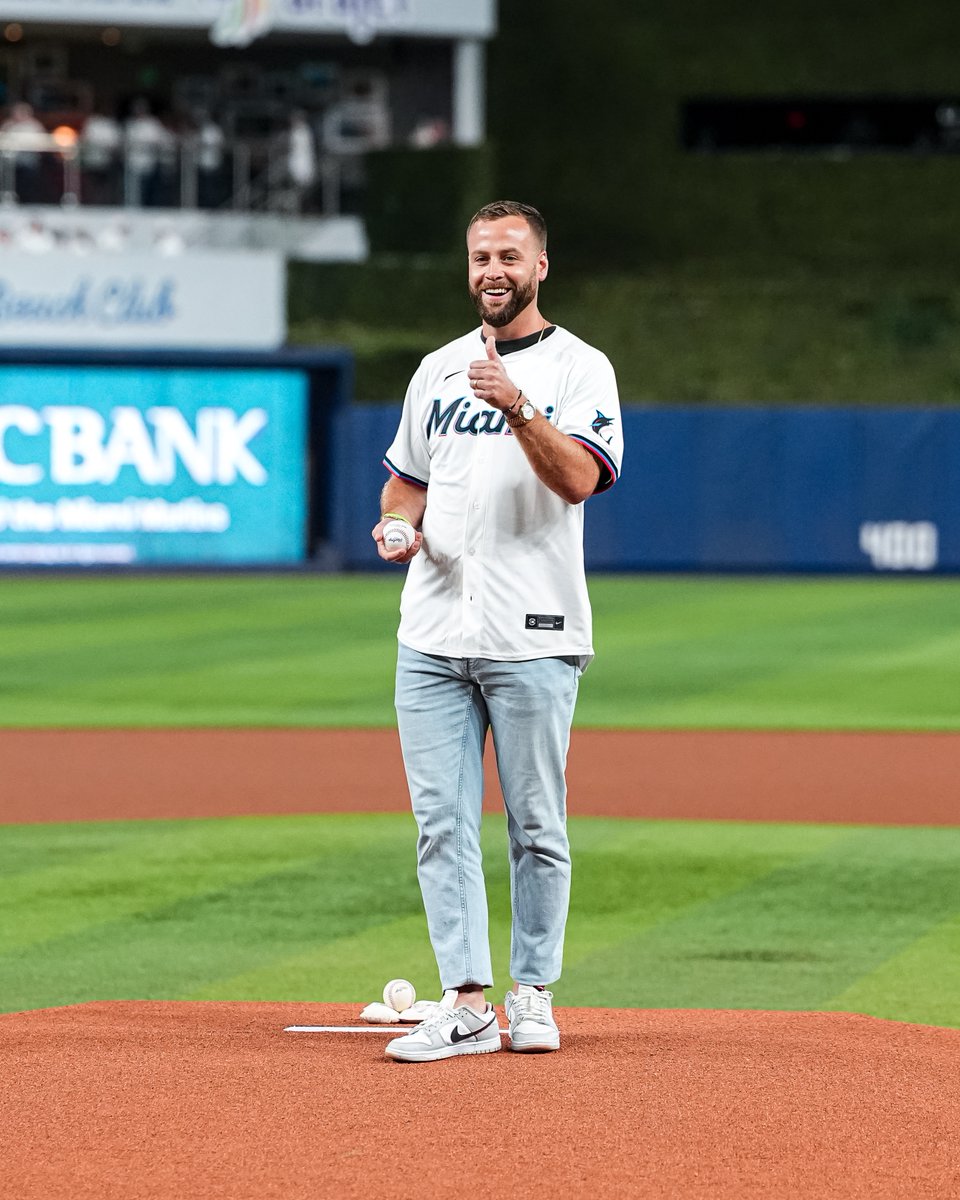 Marlins's tweet photo. Fish🤝Fins 

Thanks for kicking things off tonight, Zane!  @MiamiDolphins https://t.co/87CSu3Jdyp