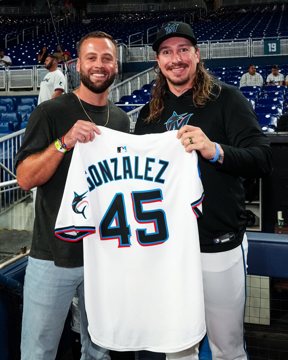 Marlins's tweet photo. Fish🤝Fins 

Thanks for kicking things off tonight, Zane!  @MiamiDolphins https://t.co/87CSu3Jdyp