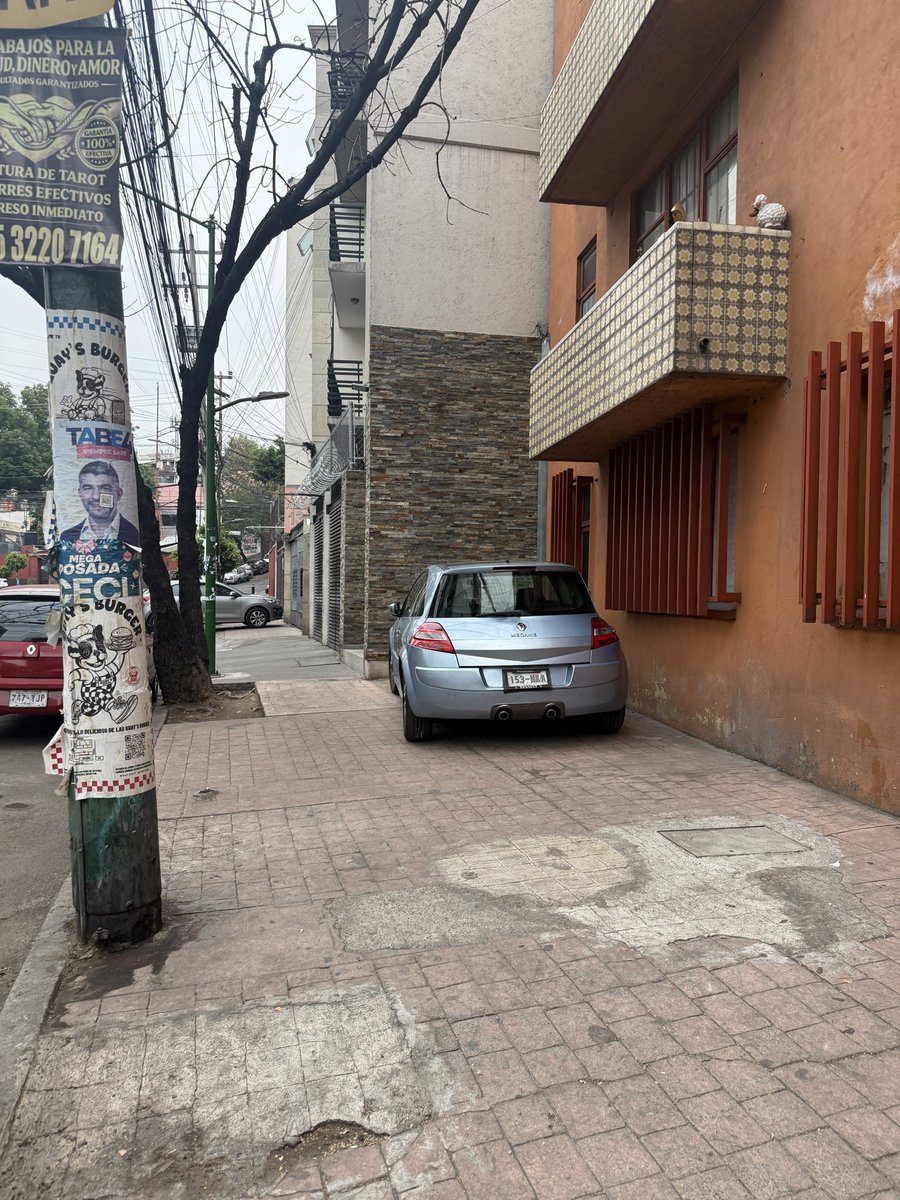 ysks15's tweet photo. @UCS_GCDMX este auto lleva días estacionado sobre la banqueta en 11 de abril 126, Tacubaya https://t.co/rSltlnkwOq