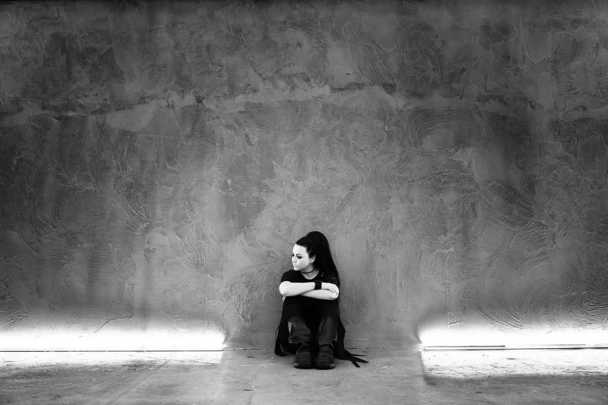 PortalAmyLeeBR's tweet image. Amy Lee atualizou a foto da sua capa da página do Facebook. Nova foto promocional da era #Sanctuary.

 📷 Chapman Baehler