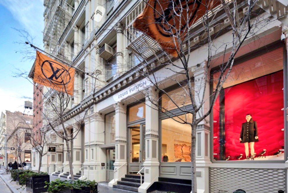 meinnyc130's tweet image. Btw @estellahavish11 .. Google the @LouisVuitton #SoHo Store if you didn't see the Link on the Townhouse  pic they bought next to their HUGE Loft Flagship Store...😎 &amp;amp; Combined them...