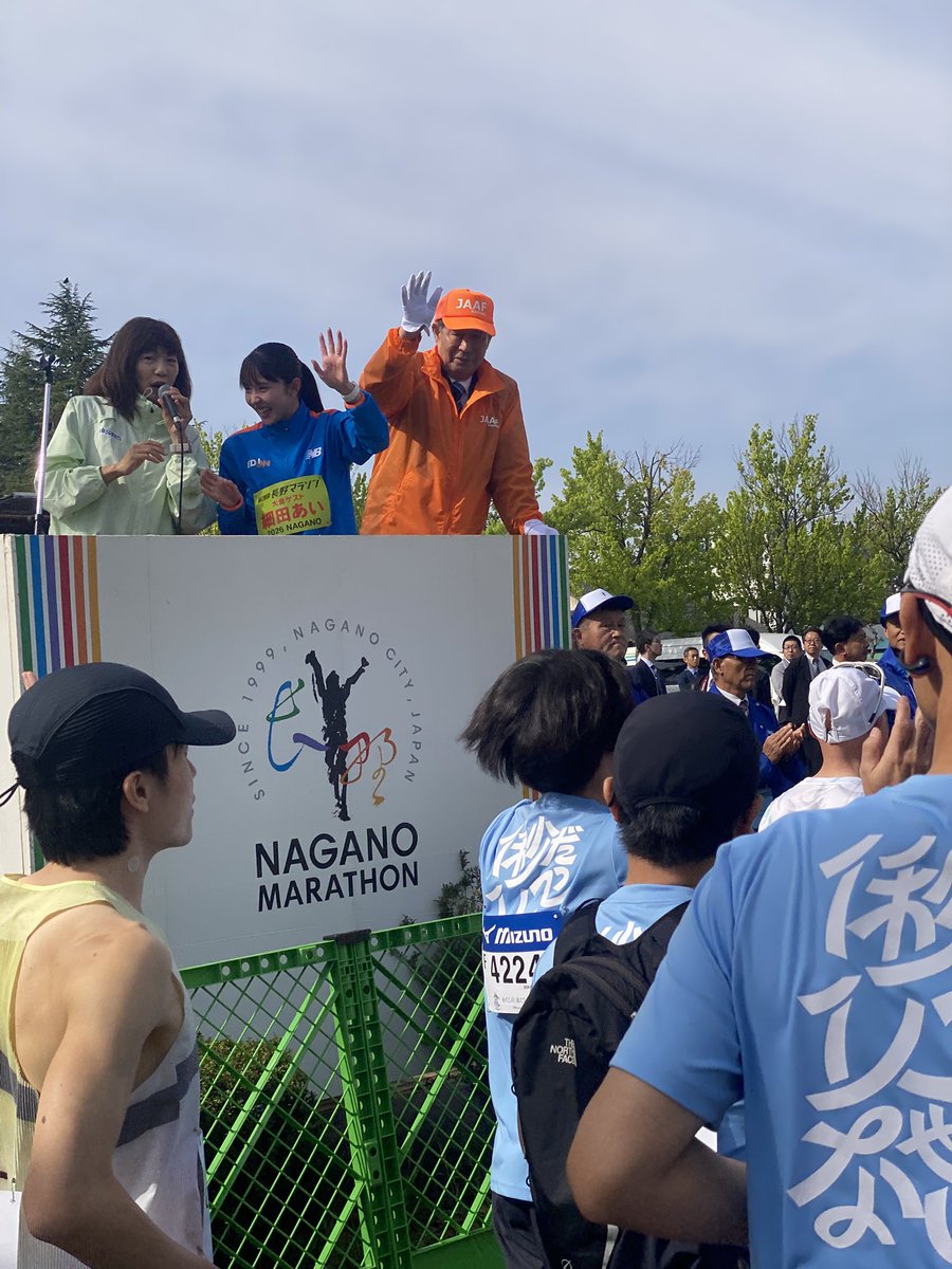 SHIMAYAN99's tweet photo. ３度目の長野マラソン、制限時間いっぱいでなんとか完走🏅
30㎞手前で脚が痛み出し、ペースダウン
それでも歩かないで前へ進んだおかげで、収容バス🚌のお世話にならずに済んだ😅
辛く厳しいマラソンだったけれど、沿道や家族、有名ランナーの方々の応援、励ましもあって、楽しく走れた大会でした✨ https://t.co/WtJDWHfy4U