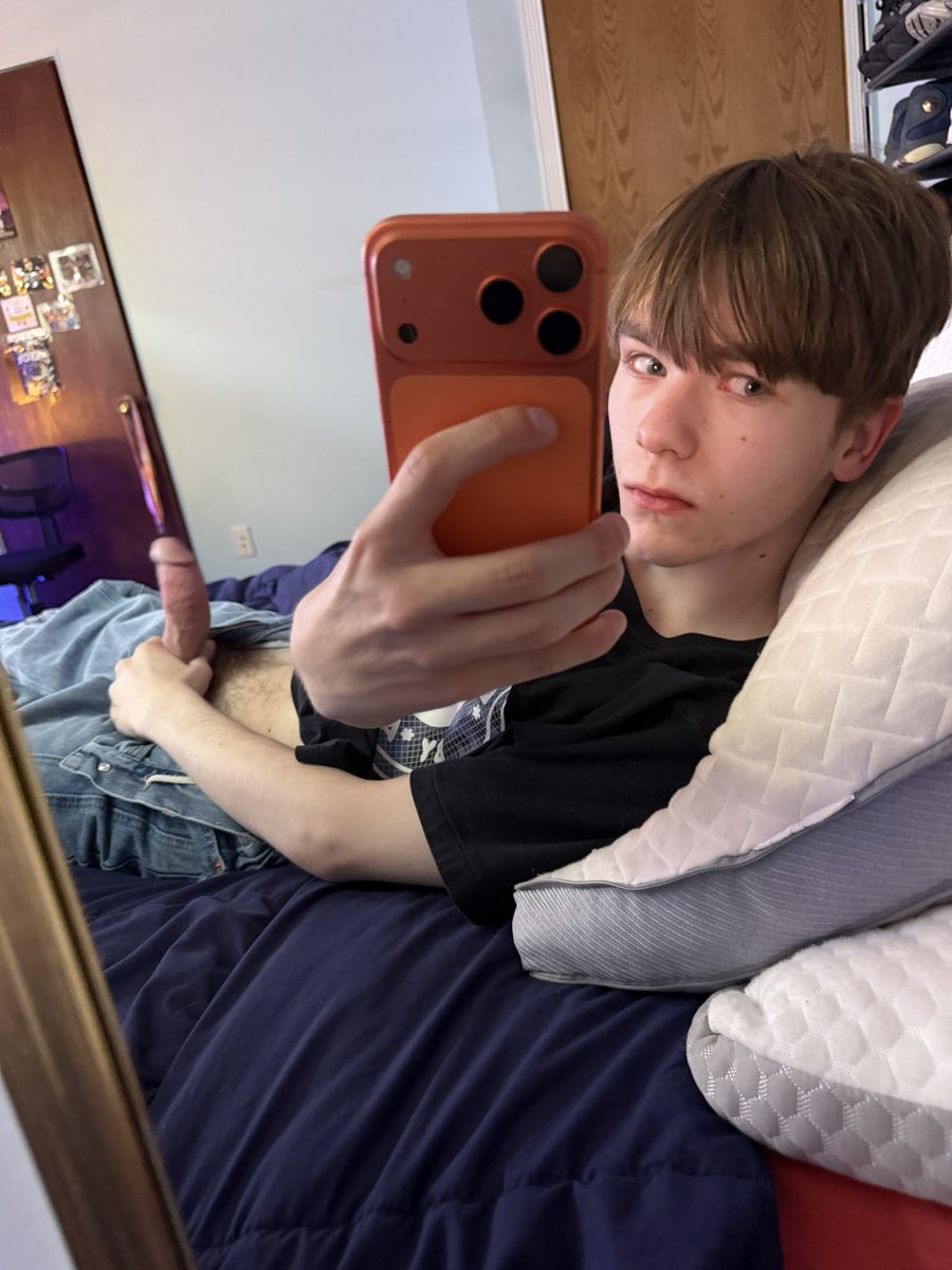 KaidenXLee's tweet photo. Im a small boy with a BIG cock 😋 https://t.co/qBYD7DWleJ