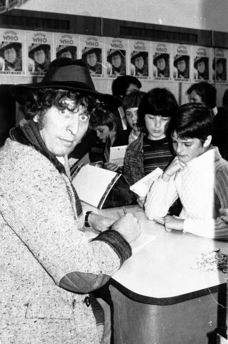 DailyTomBaker's tweet image. Tom Baker with fans. #TomBaker #DoctorWho #FourthDoctor