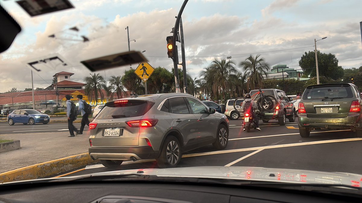 deromanl's tweet photo. En Cumbaya el tráfico es un desastre. El @MunicipioQuito debería contratar inteligencia artificial, ya que el alcalde @pabelml y los que planifican estos cierres @AMT_Quito carecen totalmente de cualquier nivel de inteligencia. https://t.co/qRVXV8hdsG