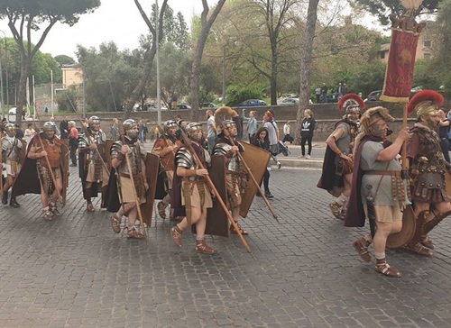 italiansrus's tweet image. #Rome celebrates its #birthday on #April21. Known as #NatalediRoma they celebrate the legendary founding in 753 BC. #Romulus #Remus #HappyBirthdayRome #Italy #Italians
Natale di Roma - Italiansrus.com