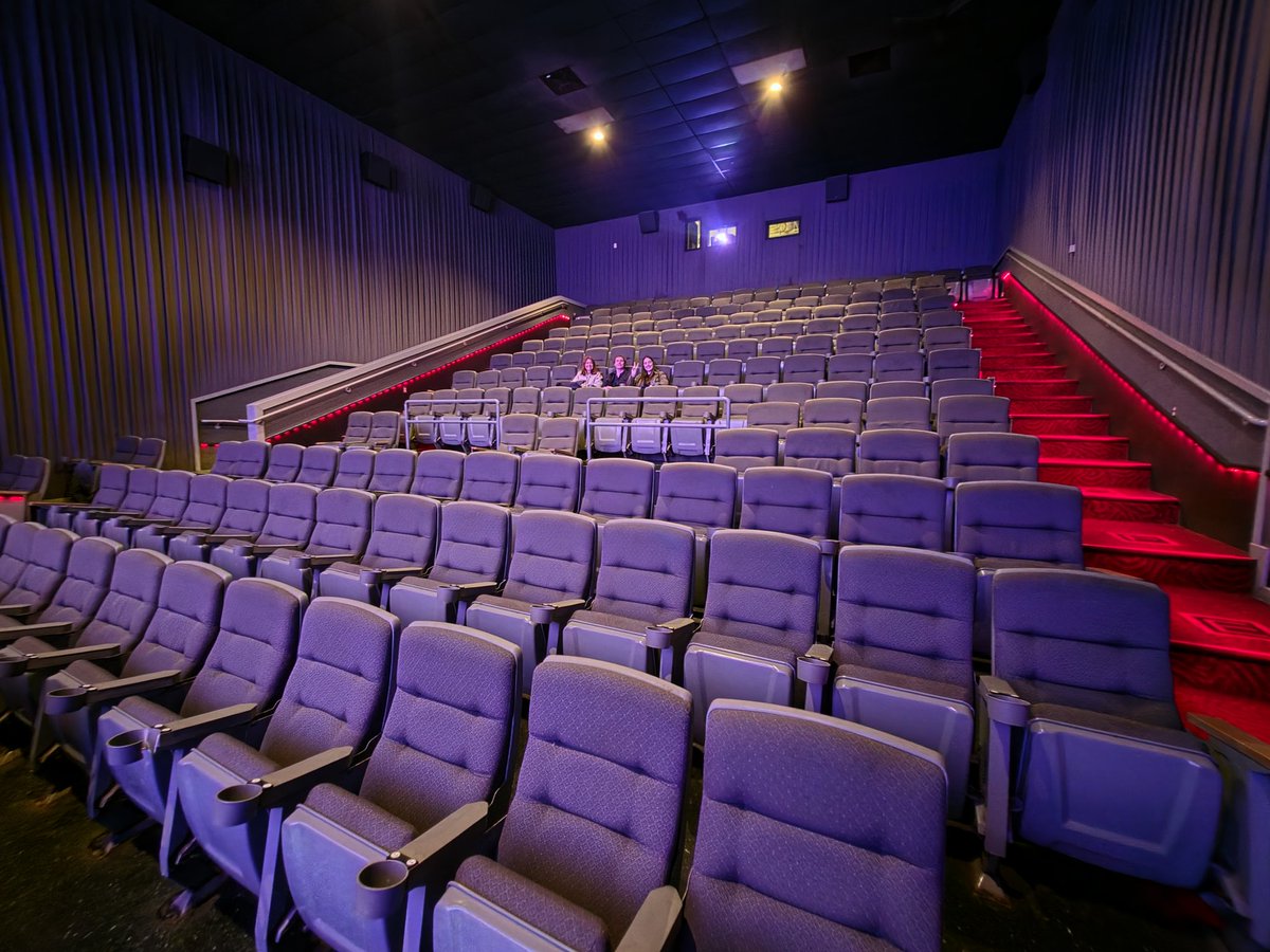 Baš je gužva u bioskopu. Srećom imamo rezervisana sedišta. 🙃