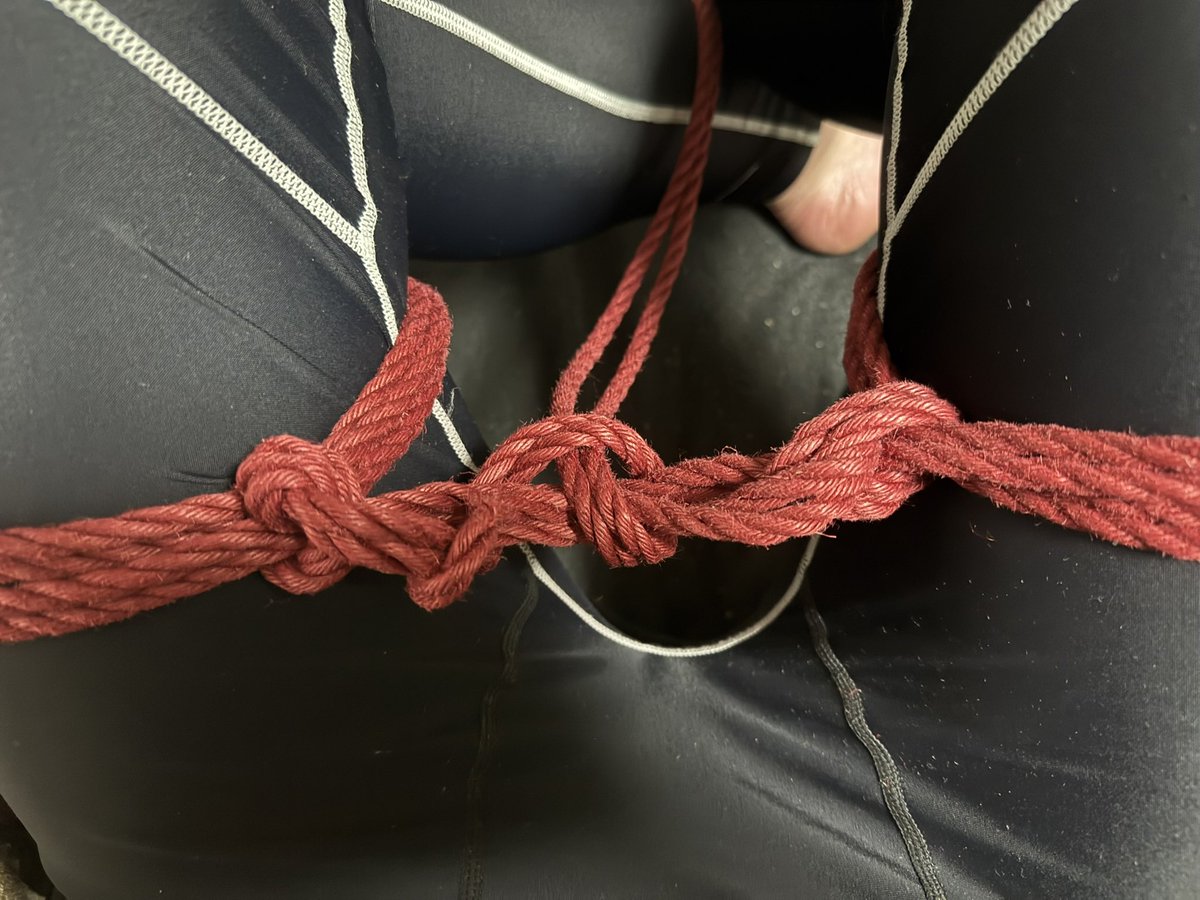 enjoyRope's tweet image. Self-Rope: @enjoyRope
Photographer: @enjoyRope
Community: #SelfTraining
Venue: #Home

#手錠縛り
#自縛
#朝練
#セルフトレーニング
#EnjoysLehrundWanderjahre