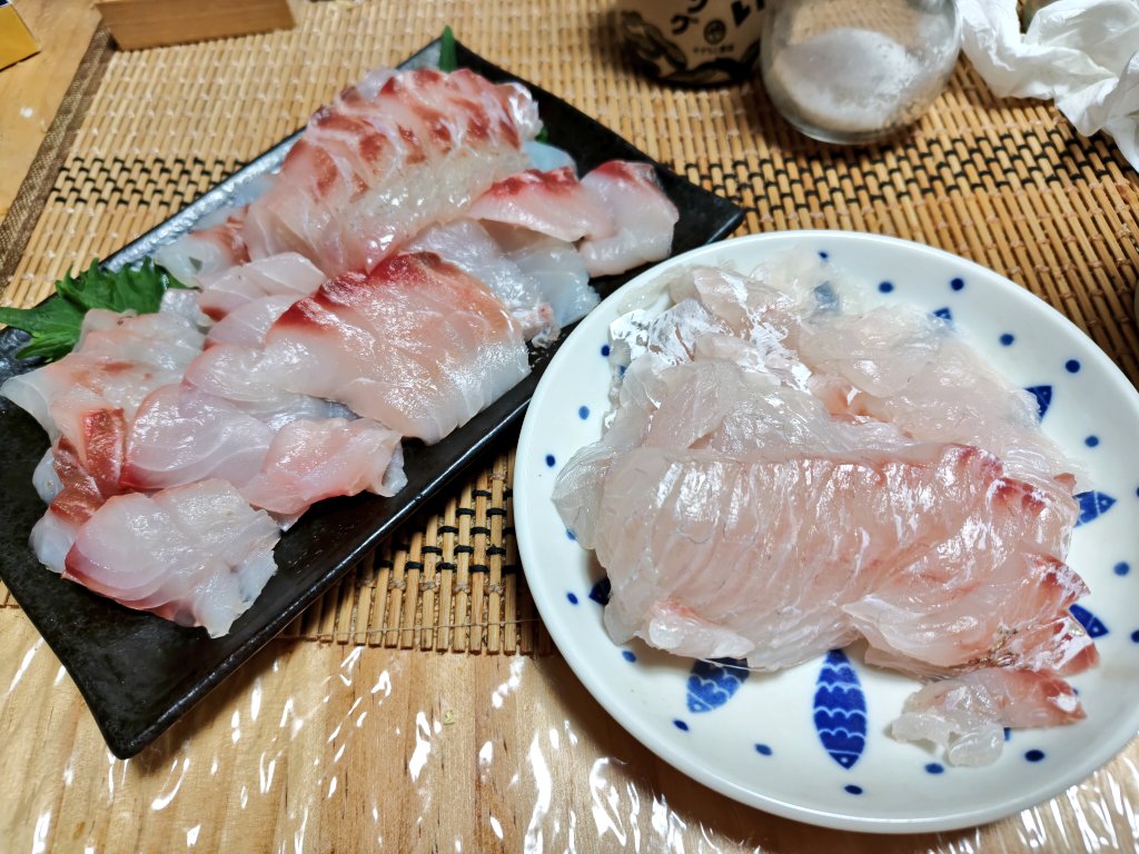 左が黒鯛、右が真鯛。
1週間寝かせて食べ比べ🎣

語彙力が追いつかないけど、
黒鯛はオリーブオイルと塩がめっちゃ合う
更にカルパッチョなど、ひと手間加えると一気に化ける🐟️

真鯛はとにかく上品。
何もせず、このまま刺身でずっと食べてたい😋