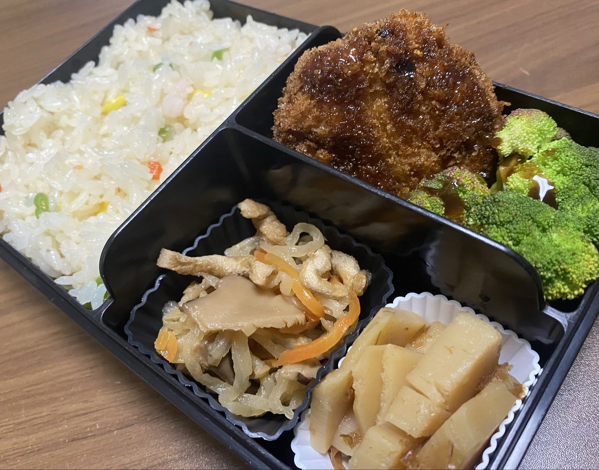4/21
エビピラフ、メンチカツ、切り干し大根煮、筍煮🍱

昨日は地震で、習い事中の兄たち急にお迎えになってバタバタでした😳震度3で私は全く気付かなかったけど、子供たちは怖かった様です🤔
今日は揺れないことを願います🙏

#旦那弁当 #お弁当作り楽しもう部