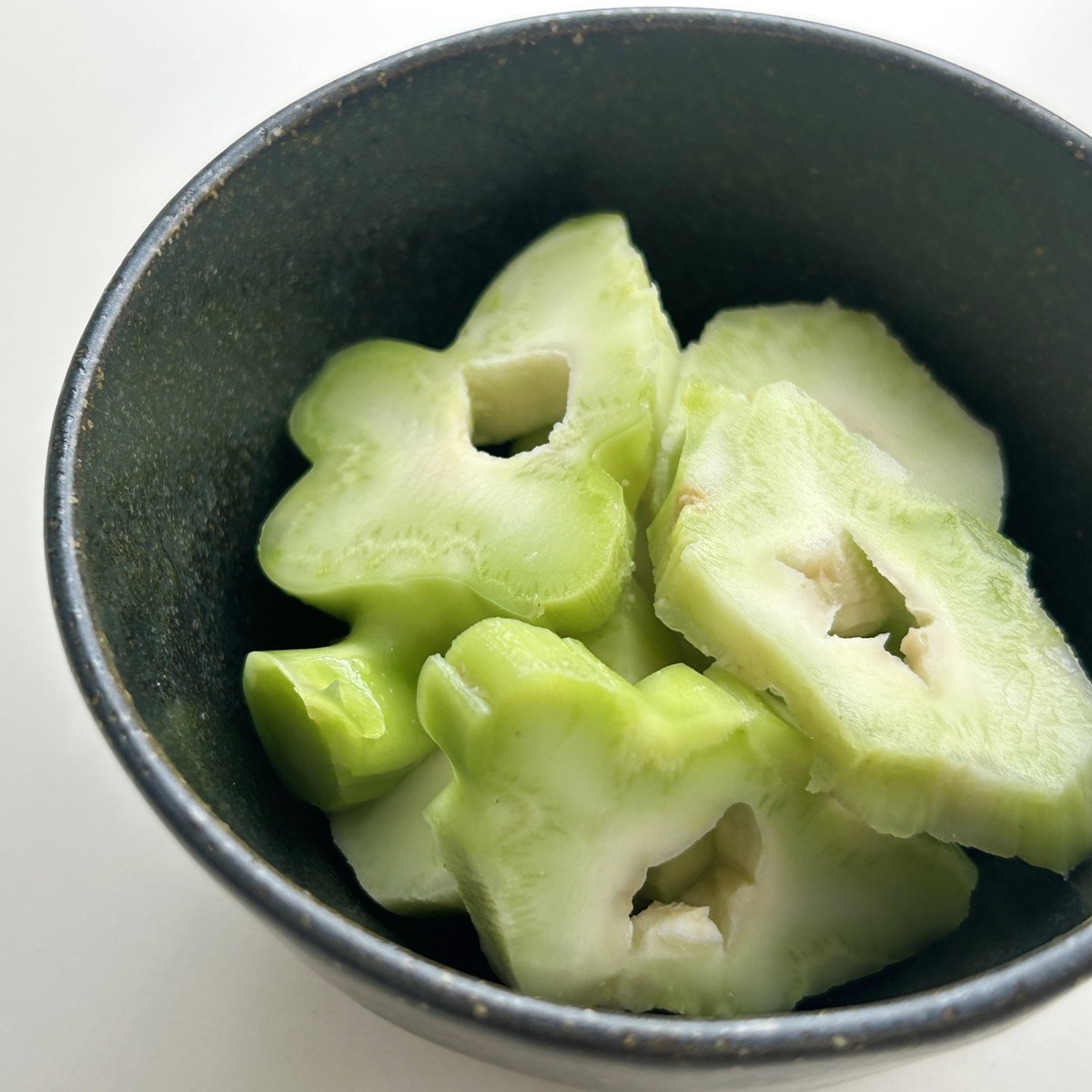 yasuifarm's tweet photo. Q. ブロッコリーの茎に穴があいていたのですが、食べられますか？

A. まずは、穴のあいた茎のことを気にかけてくださってありがとうございます

ブロッコリーが急激に成長すると、茎の成長が追いつかなくなり、このように穴があくことがあります

穴があいていないものに比べて少し食味は落ちるとされますが、中が黒くなっていたり、変なニオイがなければ、通常どおりお召し上がりいただいてオッケーブロッコリーです 

（※画像はぬか漬けにてオッケーブロッコリーしたときのもの）

よきブロッコリーライフをお過ごしいただけます���幸いです
今後ともブロッコリーをよろしくお願いいたします
