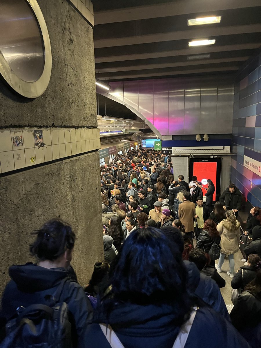 El mejor regalo de ser pobre es el metro! Señora <a href="/Ximenatech/">Dra. Ximena Lincolao-Gates</a> no sabe lo feliz que estamos 😒🙄