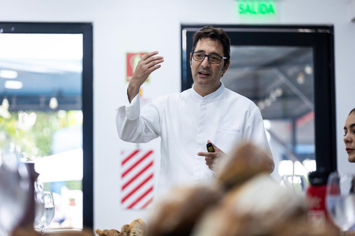 Algo se está cocinando en la #CiudadDeTodos 🔥

Autoridades municipales y <a href="/deloschefs/">La Escuela de los Chefs</a> ya están afinando detalles de lo que se viene en #Guayaquil 💙 Nos preparamos para reunir talento, creatividad y los sabores que nos representan en un espacio que será el punto de encuentro