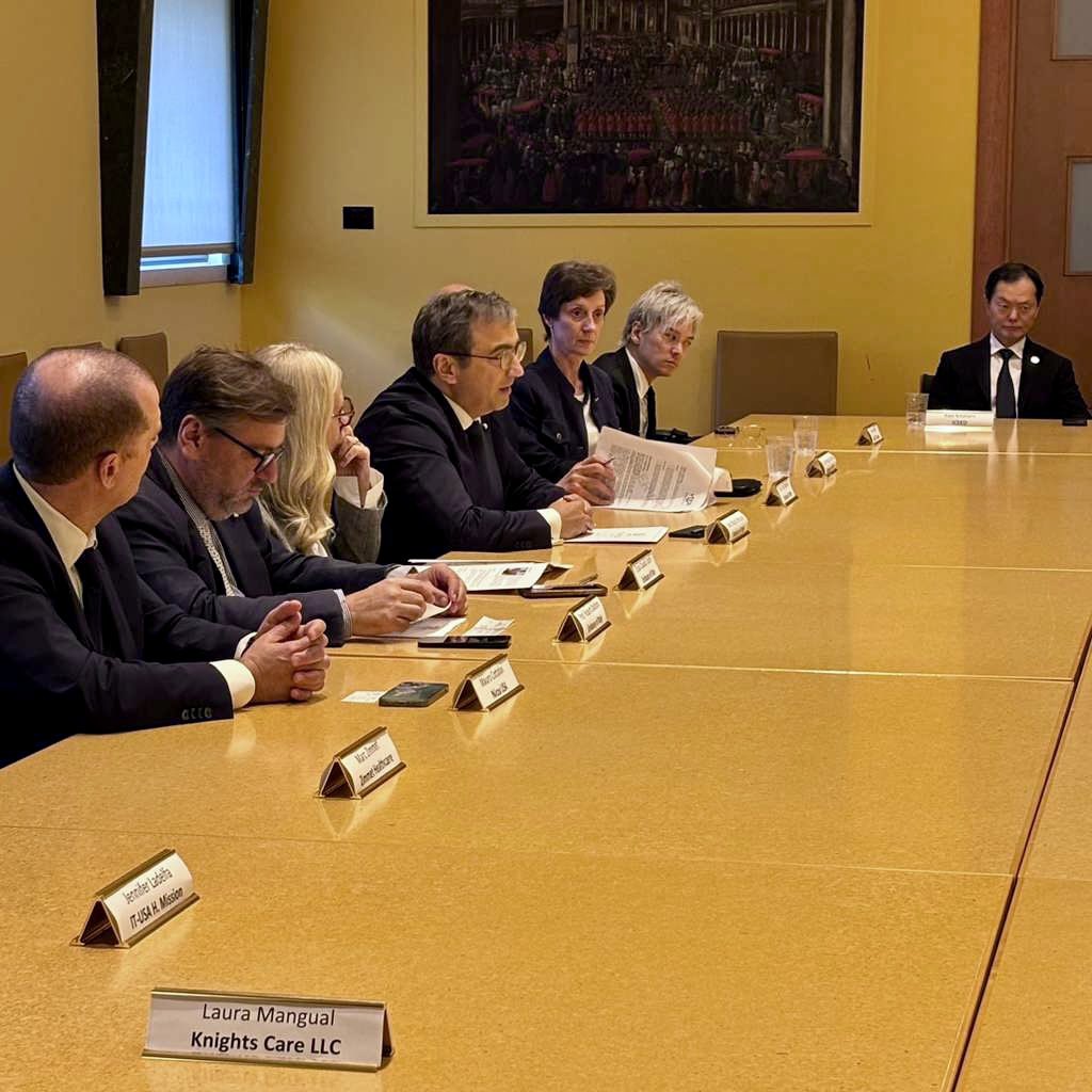ItalyinUS's tweet photo. Fruitful meetings in Washington DC and New York for an Italian delegation guided by Hon. Erica Mazzetti. Italian🇮🇹 and US🇺🇲 representatives and stakeholders explored investment opportunities in key sectors, from innovative materials to healthcare, from sustainability to space. https://t.co/jUhgDnAMbx