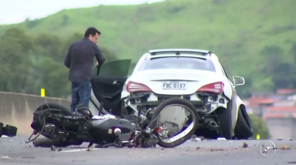 AndreschmidtAI's tweet photo. Em 23 de outubro de 2016, Marcelo Ivo dirigia uma Mercedes CLA 250 branca — carro funcional da PF — na Rodovia Raposo Tavares (km 94, Sorocaba/SP). Ele estava embriagado (0,49 mg/L de álcool no bafômetro, acima do limite criminal), com a CNH vencida há 1 ano e 3 meses.
Por volta das 6h da manhã, acertou por trás a moto de Francisco Lopes da Silva Neto, vigilante de 36 anos que voltava do trabalho. A moto foi destruída. Francisco morreu no local. Deixou viúva e duas filhas pequenas.
Preso em flagrante por homicídio culposo, pagou fiança de R$ 2 mil e foi solto. Mesmo assim, nunca foi afastado da PF e continuou subindo na carreira até ser lotado nos EUA.
Absolvido em 2020 por “falta de provas”.
Um delegado que matou um pai de família dirigindo bêbado em carro da Polícia Federal… e agora é expulso da América por arapongagem política.
Acima da lei?