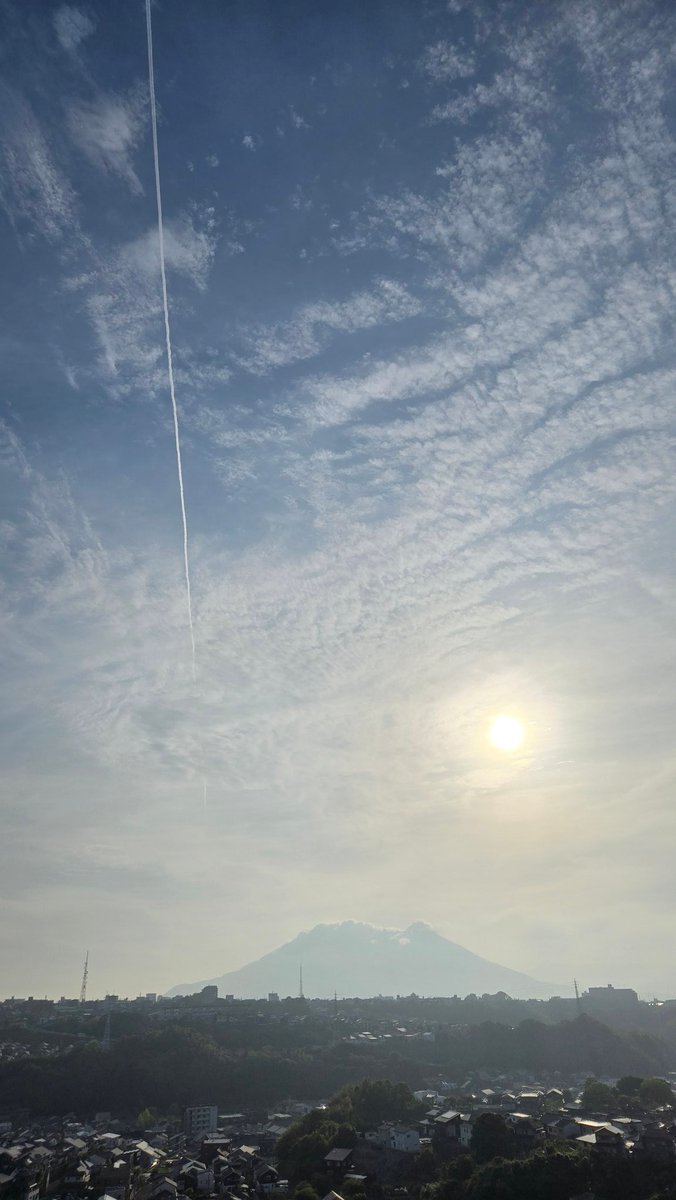 bkg20318's tweet image. 職場からおはです。4/21鹿児島市は晴れ☀️
男は黙って2.5kmラン🏃＋腕立て伏せ＋肩のダンベル運動🤸＋風呂掃除🛀…すると家族も起きます👍️
朝飯は #シャトレーゼ のどら焼、#山形屋ボンフール のカレーパン🍛、#タンザニア 🇹🇿☕。
今朝は #飛行機雲 観ました✈️良いことあるかな？今日も1日坦々と🙏♪