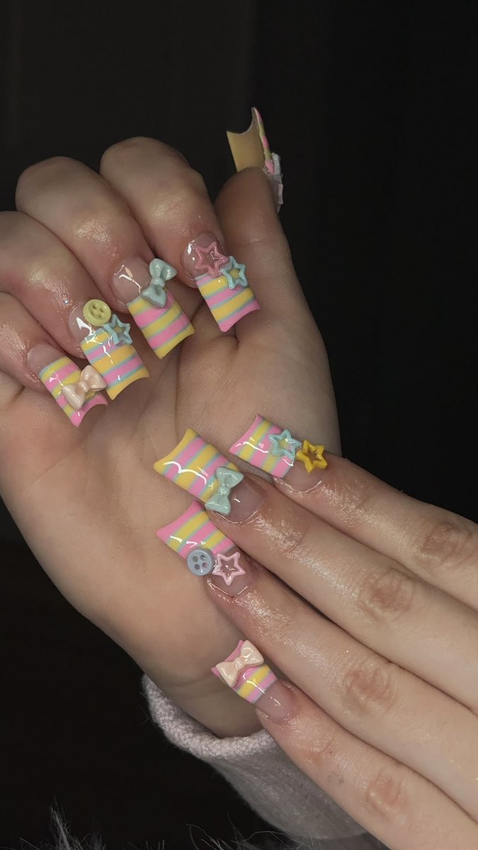 I did two duckies today, which one is prettier?