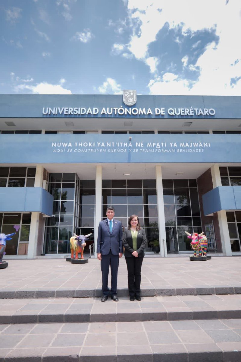 CatemQro's tweet photo. Firmamos un convenio de colaboración, apoyo y capacitación con la UAQ Universidad Autónoma de Querétaro, agradezco a mi rectora Silvia Amaya Llano por la disposición para encontrar mejores herramientas de inicio, para capacitar en idiomas a nuestros trabajadores. https://t.co/0W3njeV2ne