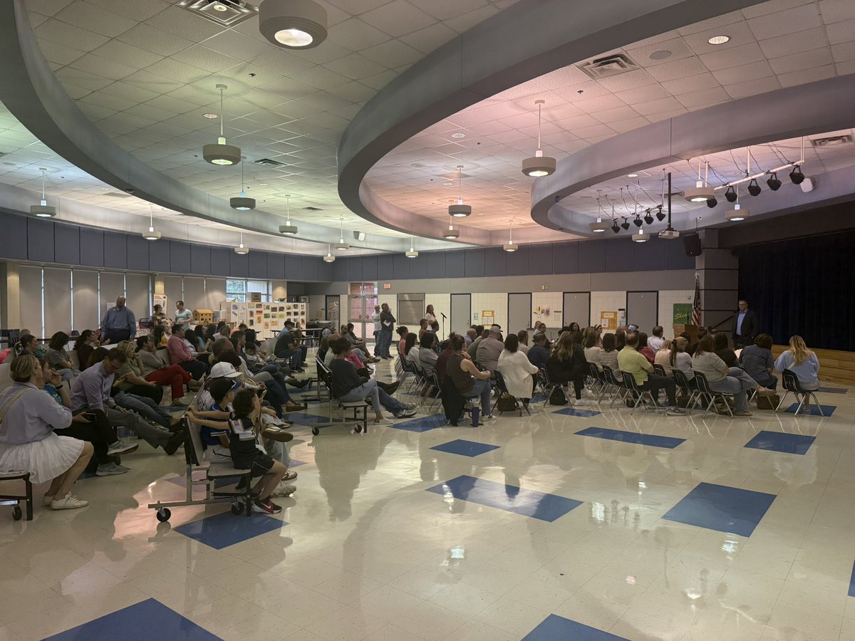 rossmcmullin's tweet photo. Shady Grove Elementary is packed with parents opposed to the closure of their neighborhood elementary school.

@startelegram 

#txlege https://t.co/vPy8ueYtj6