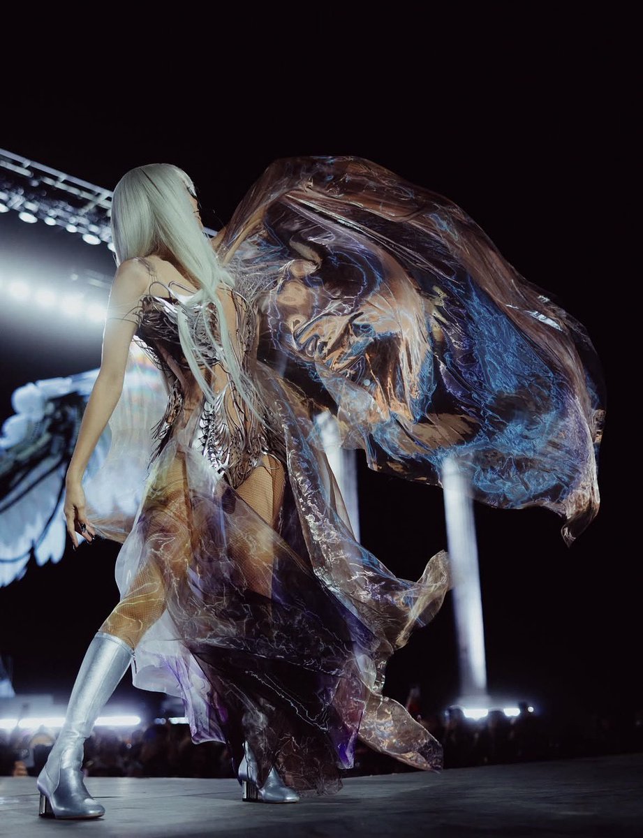 สรุปชุดนี้ที่ลิซ่าใส่ขึ้นโคเชลล่าใช้ช่างฝีมือสิบคน เป็นเวลากว่า 700 ชั่วโมงกว่าจะรังสรรค์สิ่งนี้มาให้ทุกคนได้ชื่นชม 😱😱