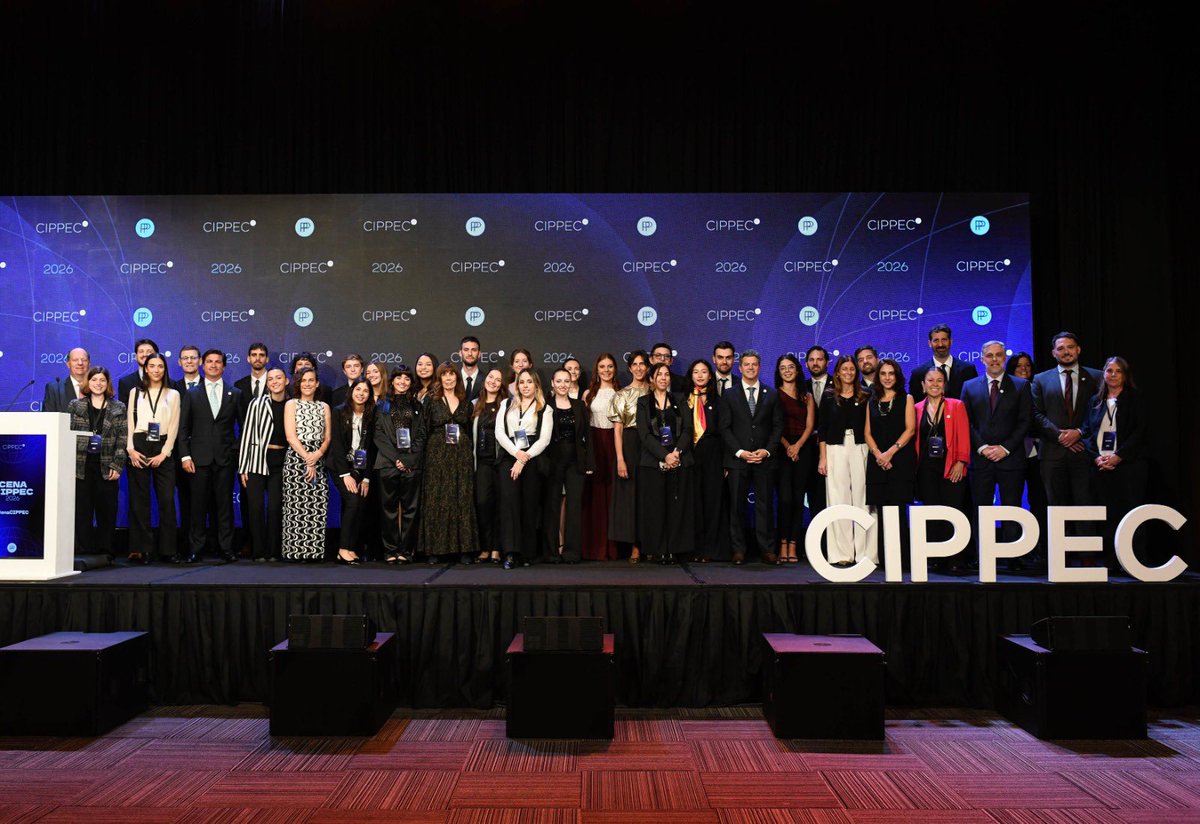 CIPPEC's tweet photo. El equipo que sostiene, piensa y hace posible cada uno de nuestros proyectos. El equipo CIPPEC en la #cenaCIPPEC https://t.co/Mnyj7wTGIR