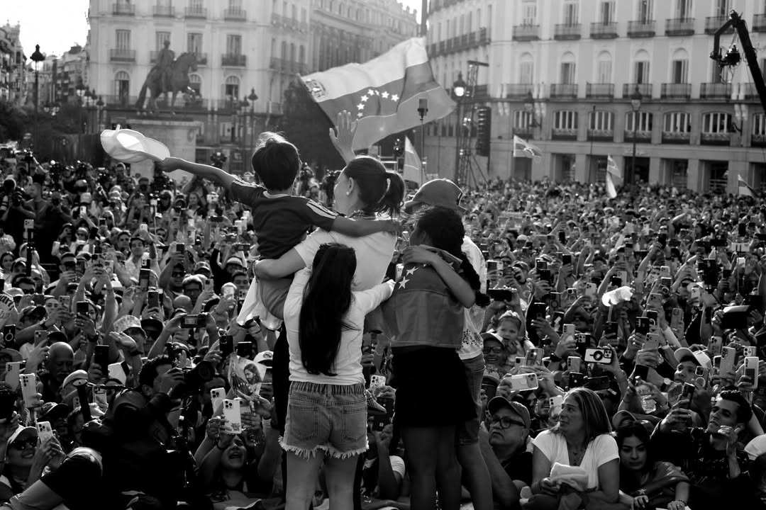 OrlvndoA's tweet photo. Lo de Madrid ha sido excepcional. Fue una demostración de fuerza muy pertinente, pero además marcada por un sentido político y estratégico notable.

Se reforzaron alianzas naturales, se enviaron mensajes poderosos y se marcaron límites necesarios. También hubo una ratificación de la autonomía de un liderazgo que no se limita a lo doméstico ni es parroquial. Tiene proporciones globales.

No solo @MariaCorinaYA tuvo un desempeño impresionante. Lo de su equipo ha sido impecable. Desde @Urruchurtu en lo internacional, @claumacero en las comunicaciones y @MagalliMeda en la organización.

La agenda de cuatro días —que sucede, por cierto, a encuentros significativos en Europa, como con Meloni— implicó maniobrar fuerzas políticas complejas y, al mismo tiempo, transmitir mensajes precisos de cara al proceso de la transición y los actores que principalmente lo manejan. Mensajes que pueden alterar la ecuación.

Madrid sonó duro. Y fue la demostración de que a María Corina la soporta una estructura que ha crecido monumentalmente y que parece lista para el poder. Hace unos años, María Corina era apedreada por chavistas en algún pequeño municipio como Upata, junto a un equipo de jóvenes apasionados. Hoy esa misma fuerza hizo retumbar la plaza más importante de Madrid, al punto de descolocar a toda la política española.

Honestamente, ha sido ejemplar.