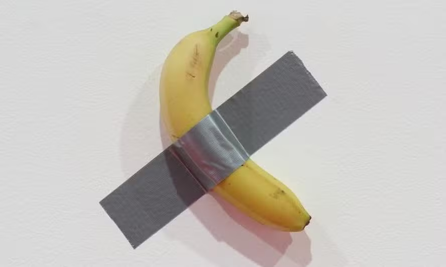 CamisaTailandia's tweet photo. Quando se sentir pobre lembre-se um cara pagou $ 6,2 milhões de dólares por uma banana presa com fita adesiva numa tela branca. https://t.co/QVvfEt89ks